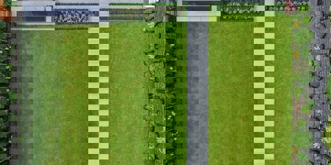 An aerial view of a garden with lots of grass and Marshalls Symphony Blauw