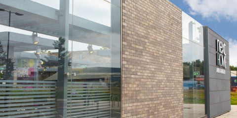 Wall of facing bricks