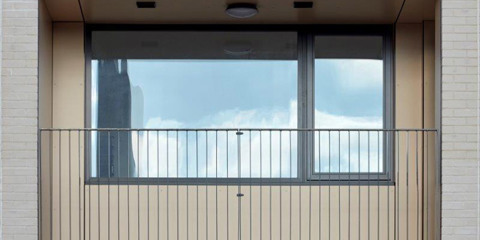 Facing bricks laid horizontally and vertically